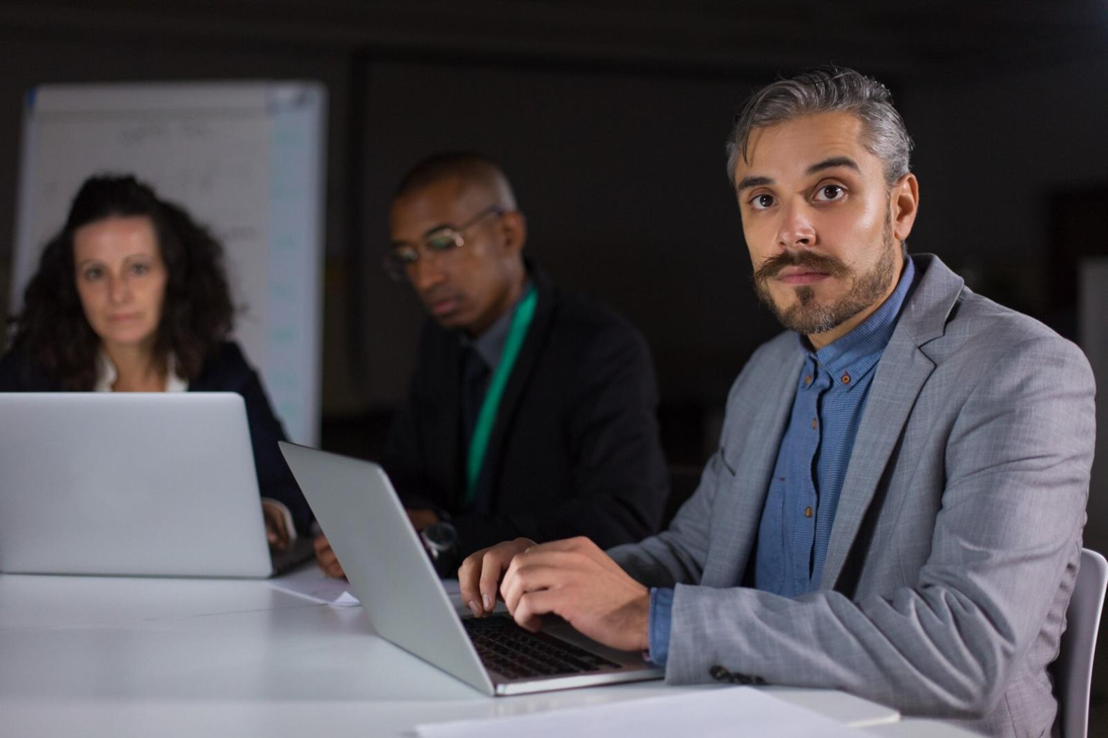 Finanzberatung im modernen Büro - Expertin erklärt Inflationsstrategien